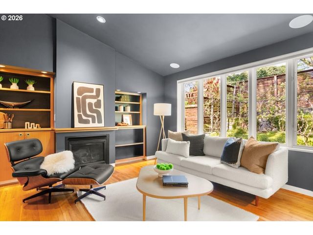 4404 Sw WARRENS Way, Portland, OR 97221