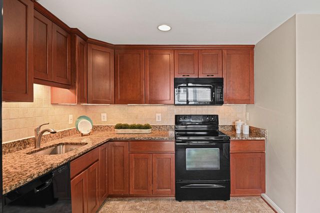 3022 ELLENWOOD DR, Fairfax, VA 22031