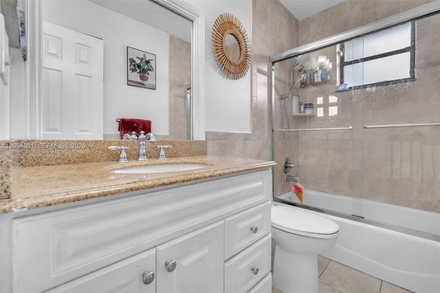 6221 Manchester Ln, Davie, FL 33331