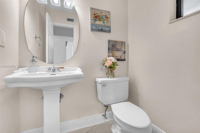 6221 Manchester Ln, Davie, FL 33331