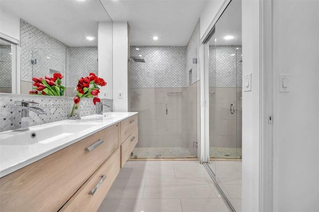 6221 Manchester Ln, Davie, FL 33331