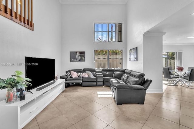 6221 Manchester Ln, Davie, FL 33331