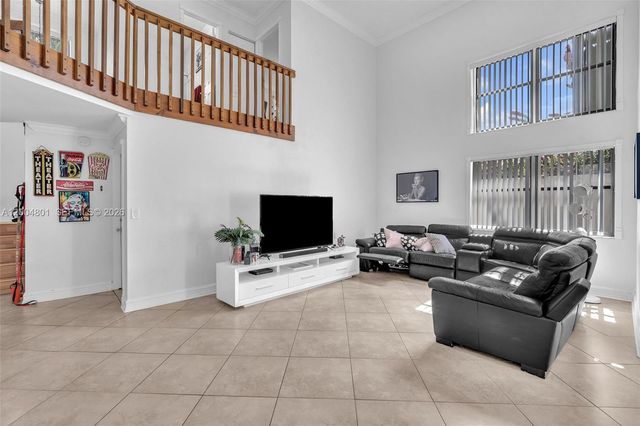 6221 Manchester Ln, Davie, FL 33331