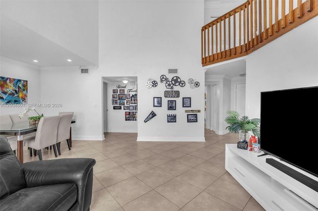 6221 Manchester Ln, Davie, FL 33331