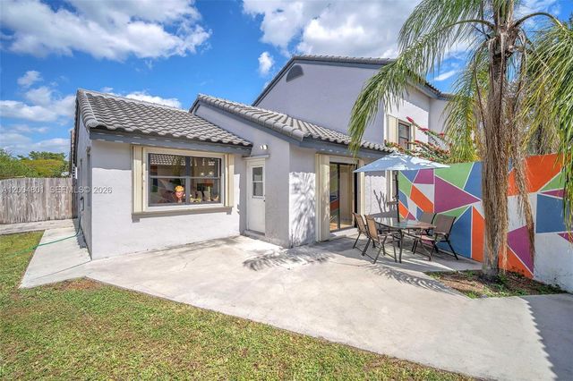 6221 Manchester Ln, Davie, FL 33331