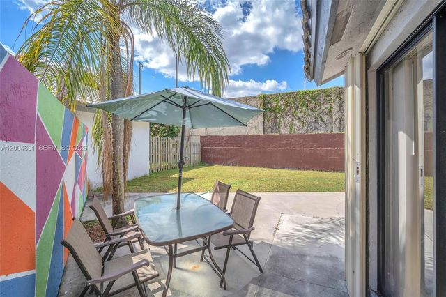 6221 Manchester Ln, Davie, FL 33331