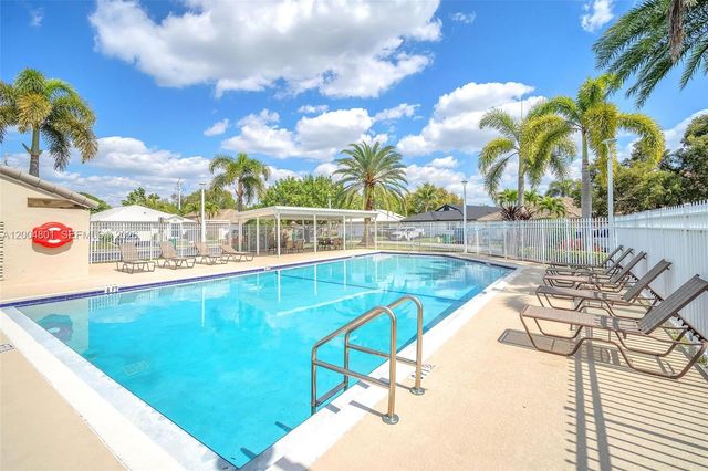 6221 Manchester Ln, Davie, FL 33331