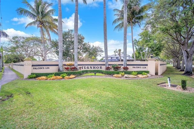 6221 Manchester Ln, Davie, FL 33331