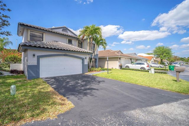 6221 Manchester Ln, Davie, FL 33331