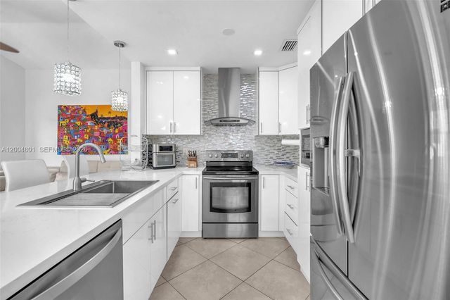 6221 Manchester Ln, Davie, FL 33331