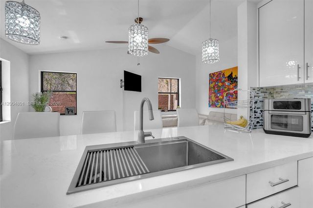 6221 Manchester Ln, Davie, FL 33331