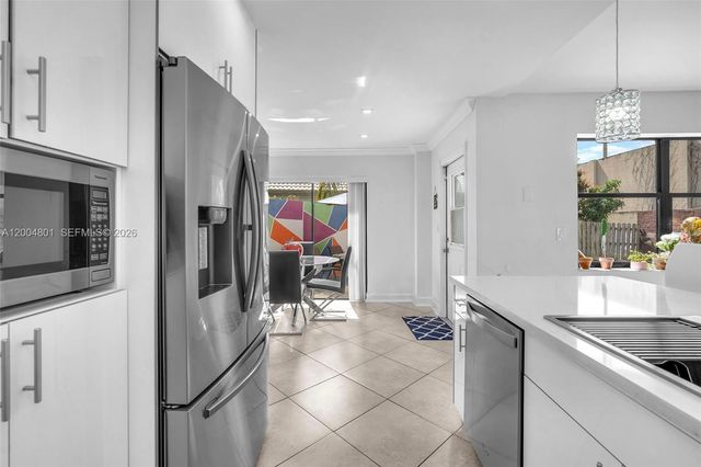 6221 Manchester Ln, Davie, FL 33331