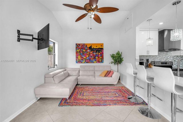 6221 Manchester Ln, Davie, FL 33331