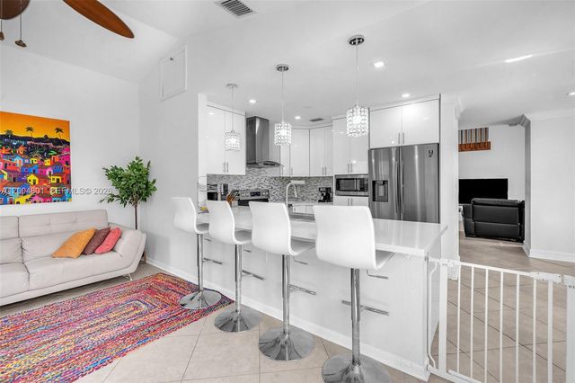 6221 Manchester Ln, Davie, FL 33331