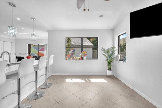 6221 Manchester Ln, Davie, FL 33331