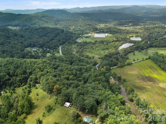 9999 Royal Knoll Drive, Hendersonville, NC 28792