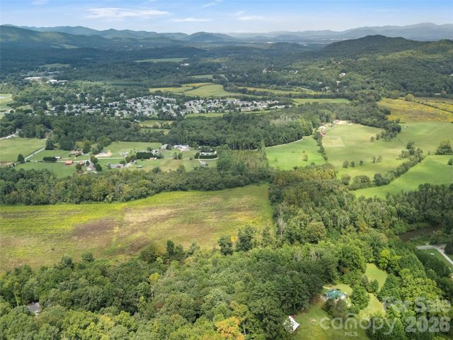 9999 Royal Knoll Drive, Hendersonville, NC 28792