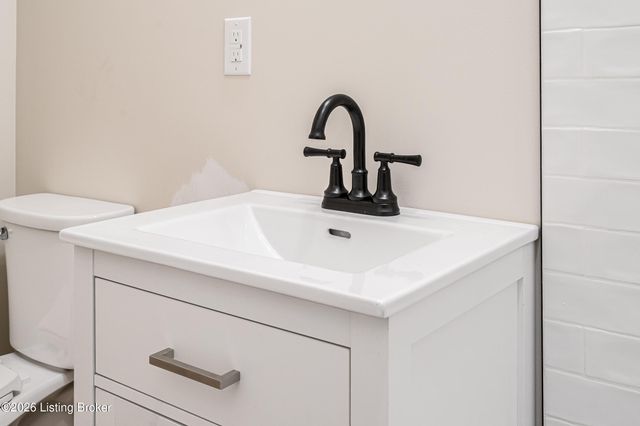 1226 Vim Dr, Louisville, KY 40213