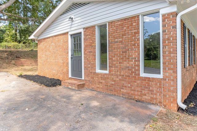 121 Dover Rd, Spartanburg, SC 29301