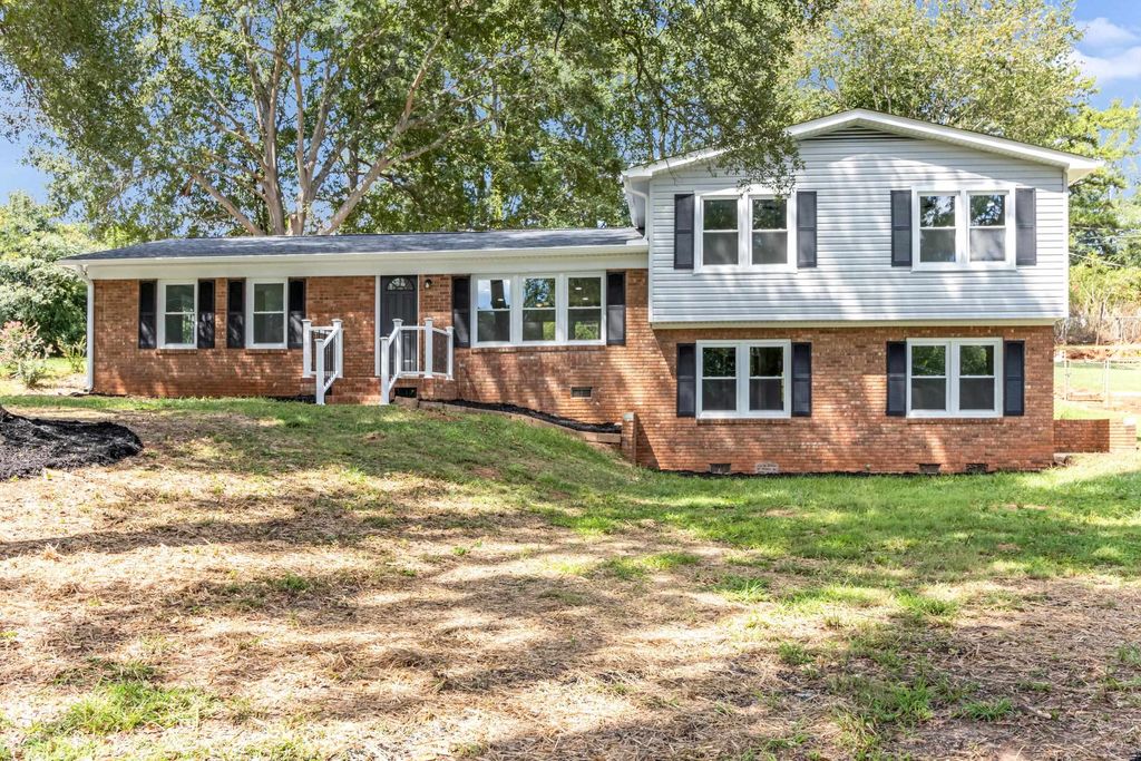 121 Dover Rd, Spartanburg, SC 29301