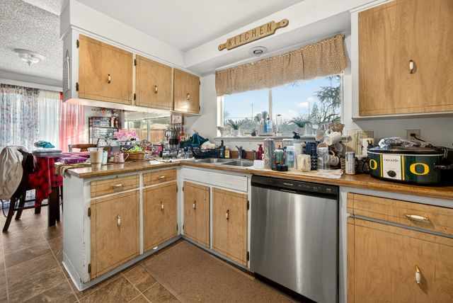 1553 Crater Lake Avenue, Medford, OR 97504