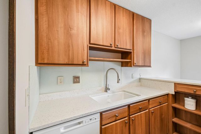 1748 Mcknight Road N 24, Maplewood, MN 55109