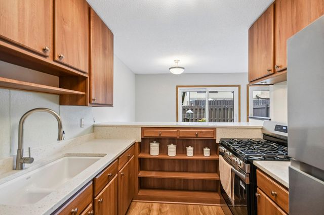1748 Mcknight Road N 24, Maplewood, MN 55109