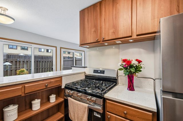 1748 Mcknight Road N 24, Maplewood, MN 55109