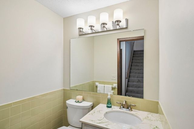 1748 Mcknight Road N 24, Maplewood, MN 55109
