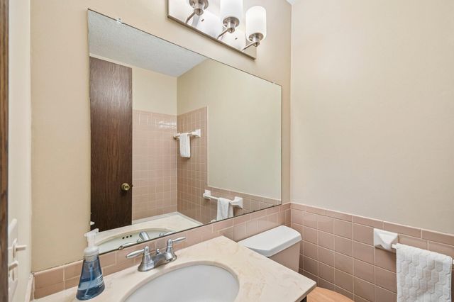 1748 Mcknight Road N 24, Maplewood, MN 55109