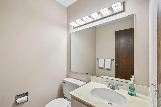 1748 Mcknight Road N 24, Maplewood, MN 55109