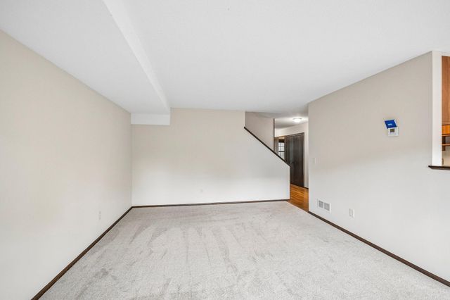 1748 Mcknight Road N 24, Maplewood, MN 55109