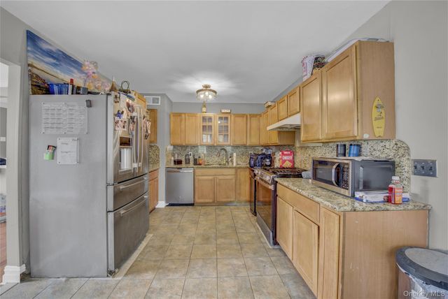 11 Hollo Drive, Holbrook, NY 11741