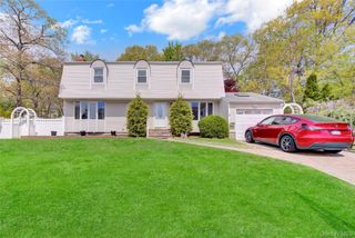 11 Hollo Drive, Holbrook, NY 11741
