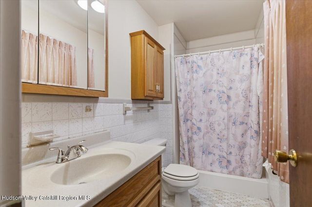 8 Louise Drive, Latham, NY 12110