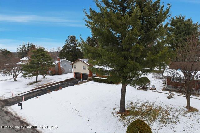 8 Louise Drive, Latham, NY 12110