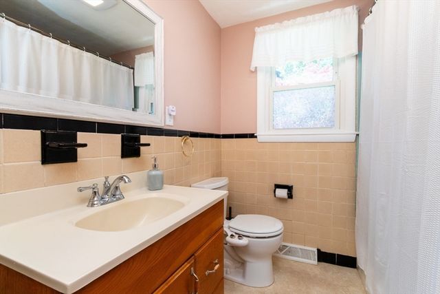 96 Crestwood Ln, Marlborough, MA 01752