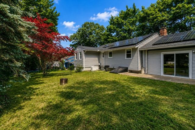 96 Crestwood Ln, Marlborough, MA 01752