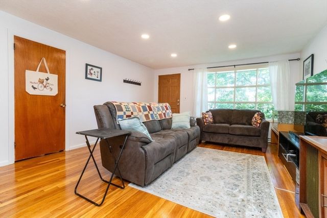 96 Crestwood Ln, Marlborough, MA 01752