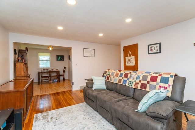 96 Crestwood Ln, Marlborough, MA 01752