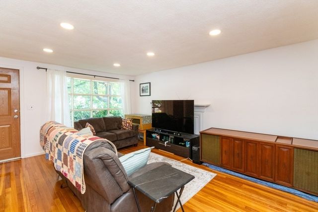 96 Crestwood Ln, Marlborough, MA 01752