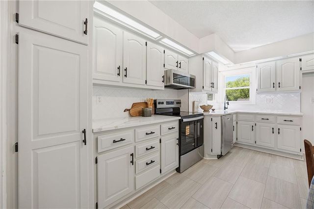 8118 Mackey Street, Overland Park, KS 66204