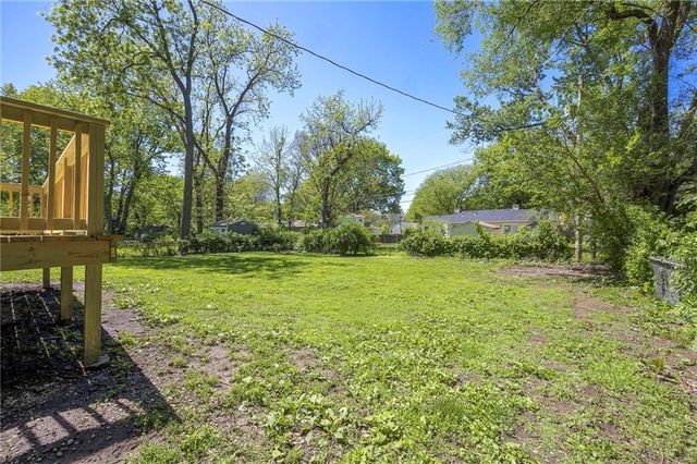 8118 Mackey Street, Overland Park, KS 66204