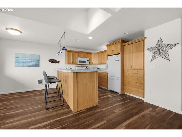 137 S Pacific St 16, Rockaway Beach, OR 97136