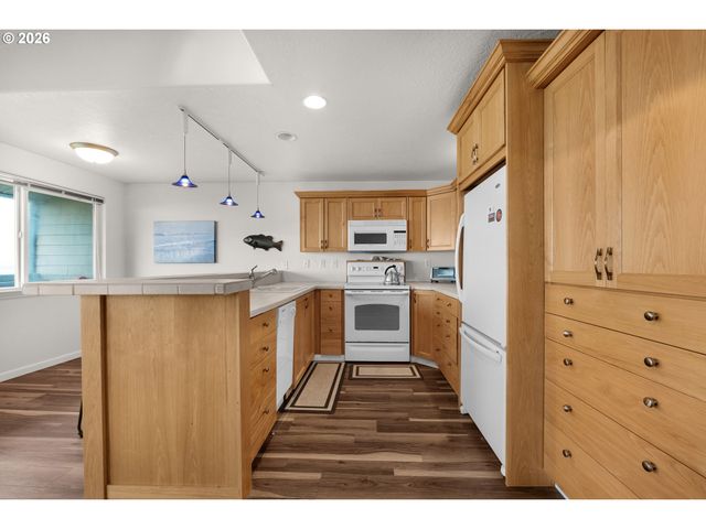 137 S Pacific St 16, Rockaway Beach, OR 97136