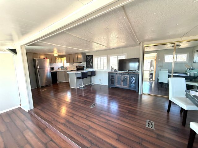 160 NE Bobwhite Dr, Medicine Lodge, KS 67104