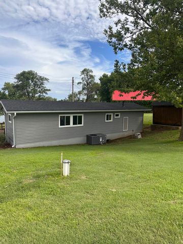 160 NE Bobwhite Dr, Medicine Lodge, KS 67104