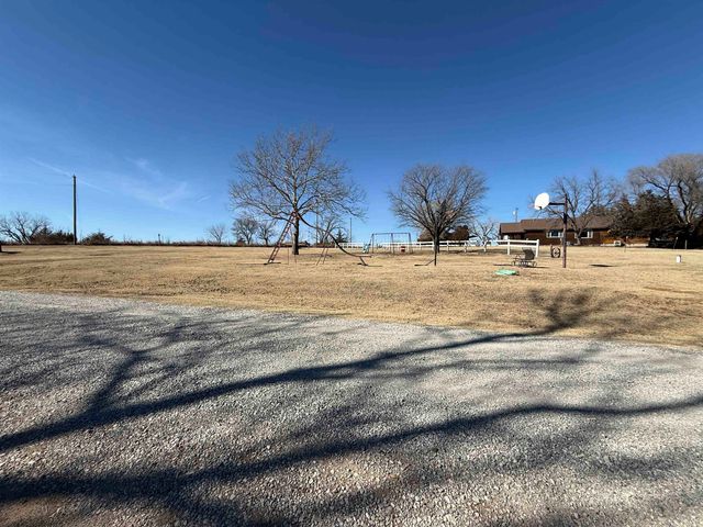 160 NE Bobwhite Dr, Medicine Lodge, KS 67104