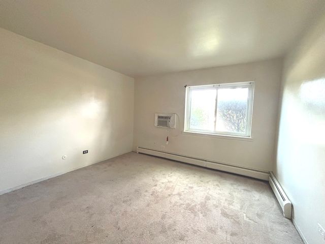 827 W College Boulevard 101, Addison, IL 60101