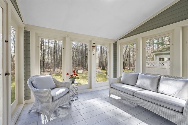 34 Pickman Dr, Bedford, MA 01730